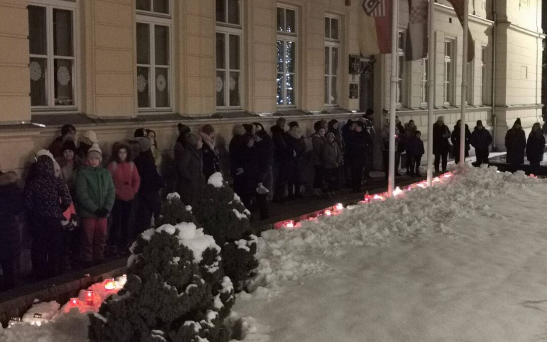 Ispred naše škole djelatnici, učenici i roditelji upalili su svijeće u znak poštovanju prema prerano izgubljenom životu u OŠ Prečko