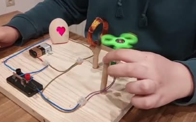 DEMONSTRACIJA ELEKTROMAGNETSKE INDUKCIJE – RUČNO GENERIRANJE STRUJE POMOĆU ZAVOJNICE I MAGNETA
