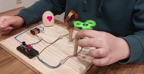 DEMONSTRACIJA ELEKTROMAGNETSKE INDUKCIJE – RUČNO GENERIRANJE STRUJE POMOĆU ZAVOJNICE I MAGNETA