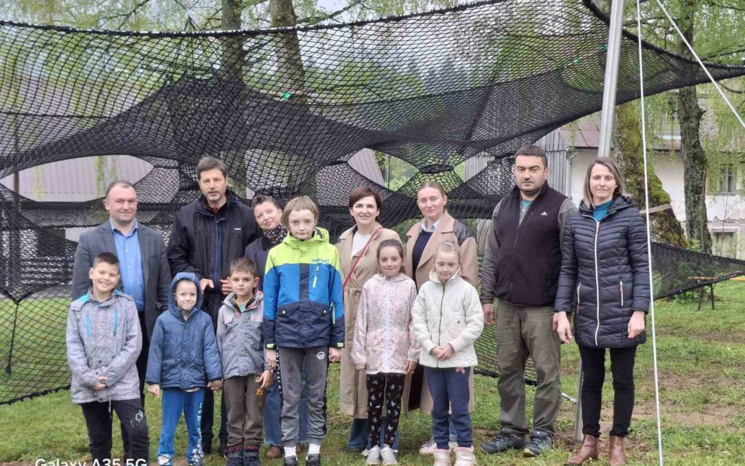 PŠ JASENAK POSTAO JE BOGATIJI ZA UMJETNIČKU INSTALACIJU – MREŽU ZA IGRU