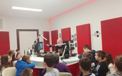 UČENICI TREĆIH RAZREDA OŠ IVANE BRLIĆ-MAŽURANIĆ OGULIN I PŠ KUČINIĆI SUDJELOVALI U FESTIVALU ZNANOSTI UZ POSJET RADIO OGULINU