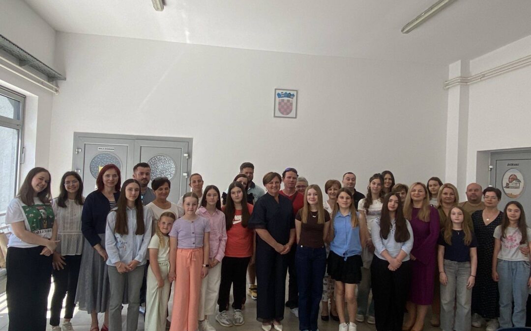 BRLIĆKA URUČILA NAGRADE UČENICIMA I MENTORIMA 5.LIKOVNO – LITERARNOG NATJEČAJA “HVALA TI, HVALA, IVANO, ZA BAJKE PREKRASAN DAR”