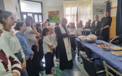 SVEČANOST BLAGOSLOVA KRUHA – UČENICI POSJETILI I KORISNIKE DOMA ZA STARIJE I NEMOĆNE BISKUP SREĆKO BADURINA I ČLANOVE UDRUGE RADOST