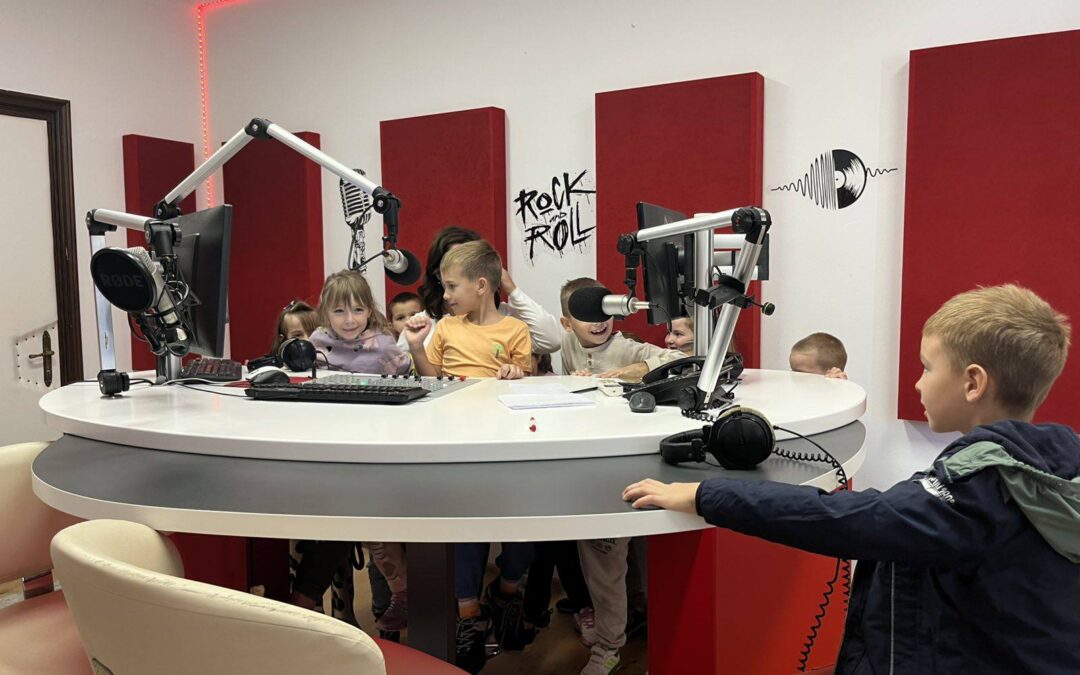 UČENICI 1.B RAZREDA IZ PRODUŽENOG BORAVKA POSJETILI SU RADIO OGULIN I NAKRATKO POSTALI PRAVI MALI NOVINARI!
