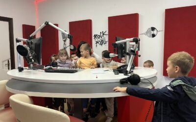 UČENICI 1.B RAZREDA IZ PRODUŽENOG BORAVKA POSJETILI SU RADIO OGULIN I NAKRATKO POSTALI PRAVI MALI NOVINARI!