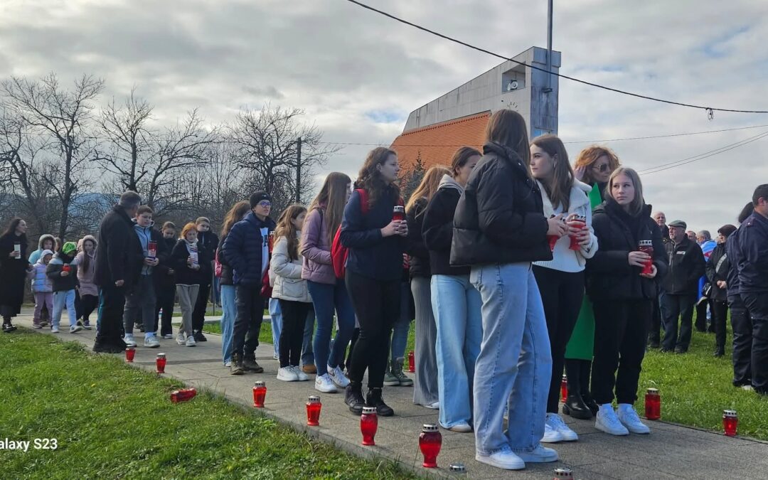 UČENICI OŠ IVANE BRLIĆ – MAŽURANIĆ OGULIN ODALI POČAST ŽRTVAMA SABORSKOG