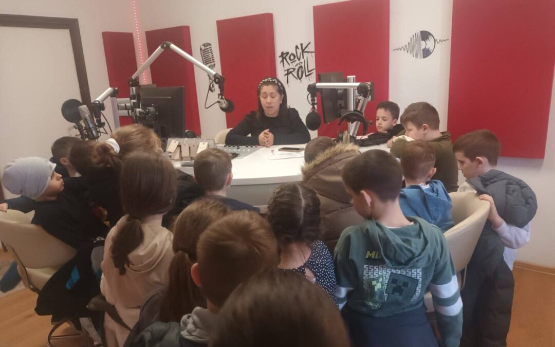 POVODOM SVJETSKOG DANA RADIJA UČENICI 2. RAZREDA PRODUŽENOG BORAVKA POSJETILI SU RADIO OGULIN