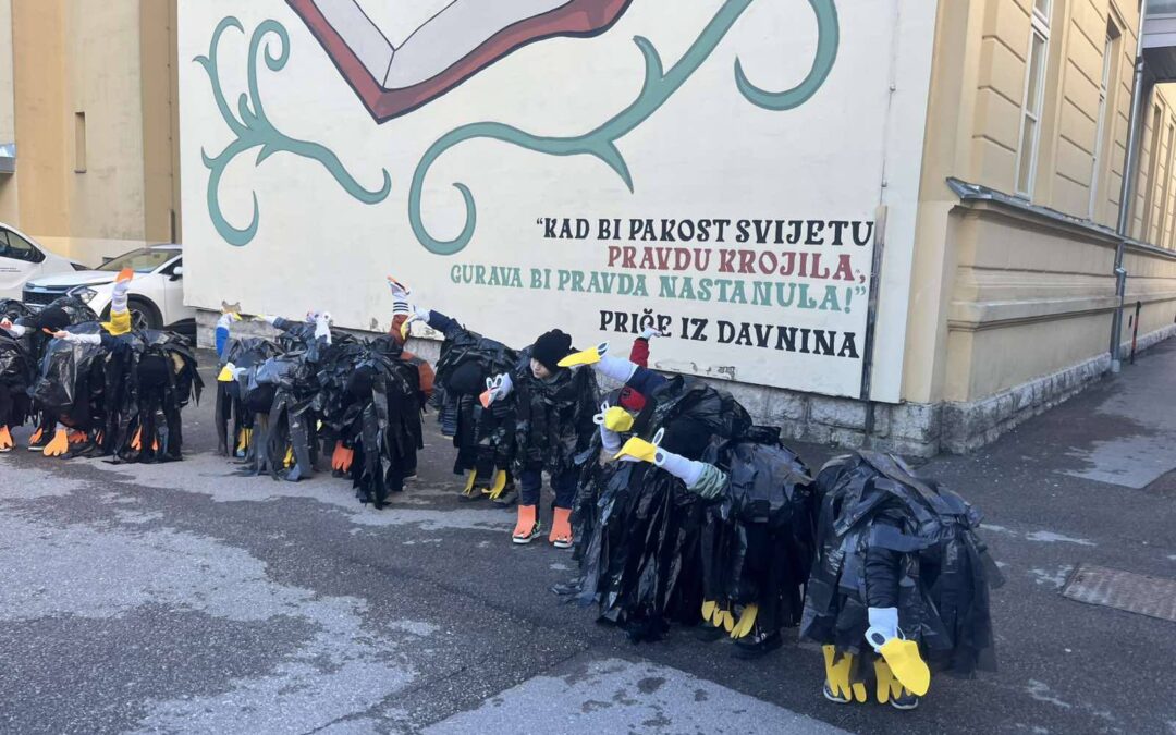 UČENICI PRODUŽENOG BORAVKA OD 1. DO 4. RAZREDA SUDJELOVALI SU NA VESELOJ MAŠKARANOJ POVORCI U ORGANIZACIJI DRUŠTVA NAŠA DJECA OGULIN