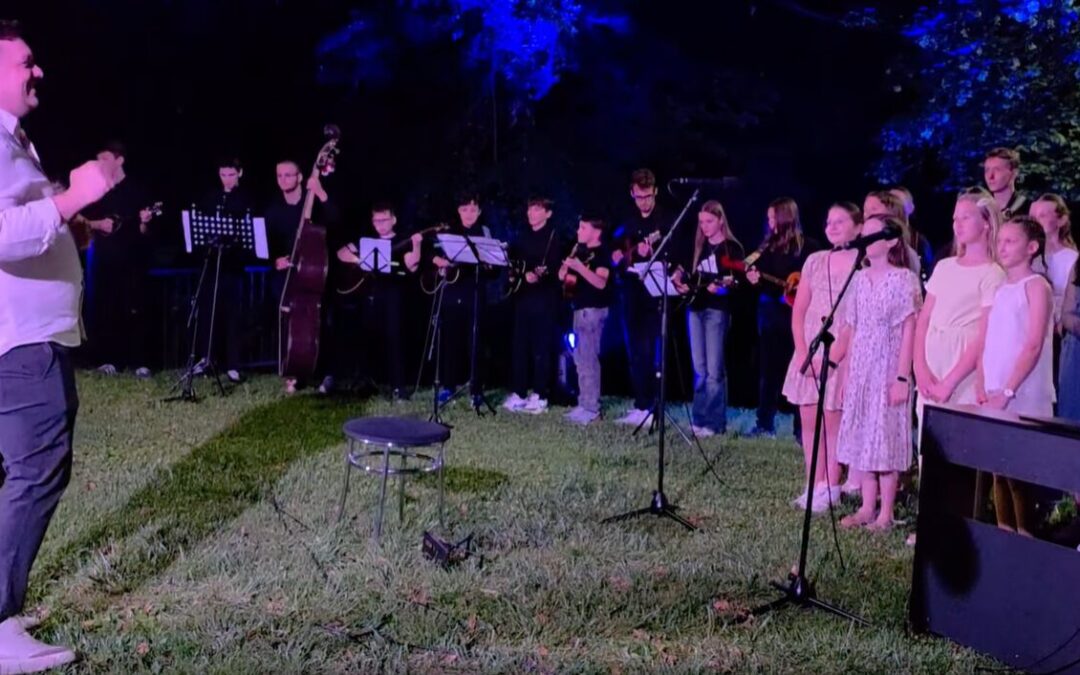 GLAZBA KOJA SPAJA GENERACIJE U ČAROBNOM AMBIJENTU ĐULINOG VRTA